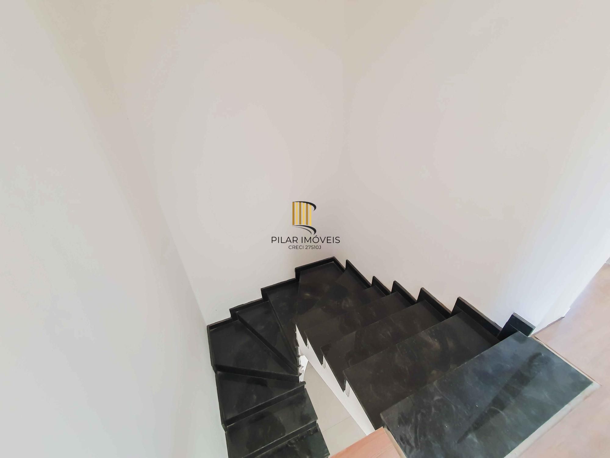 Casa em condomínio 4 D, sendo um dormitório no térreo, 168 m², garagem coberta