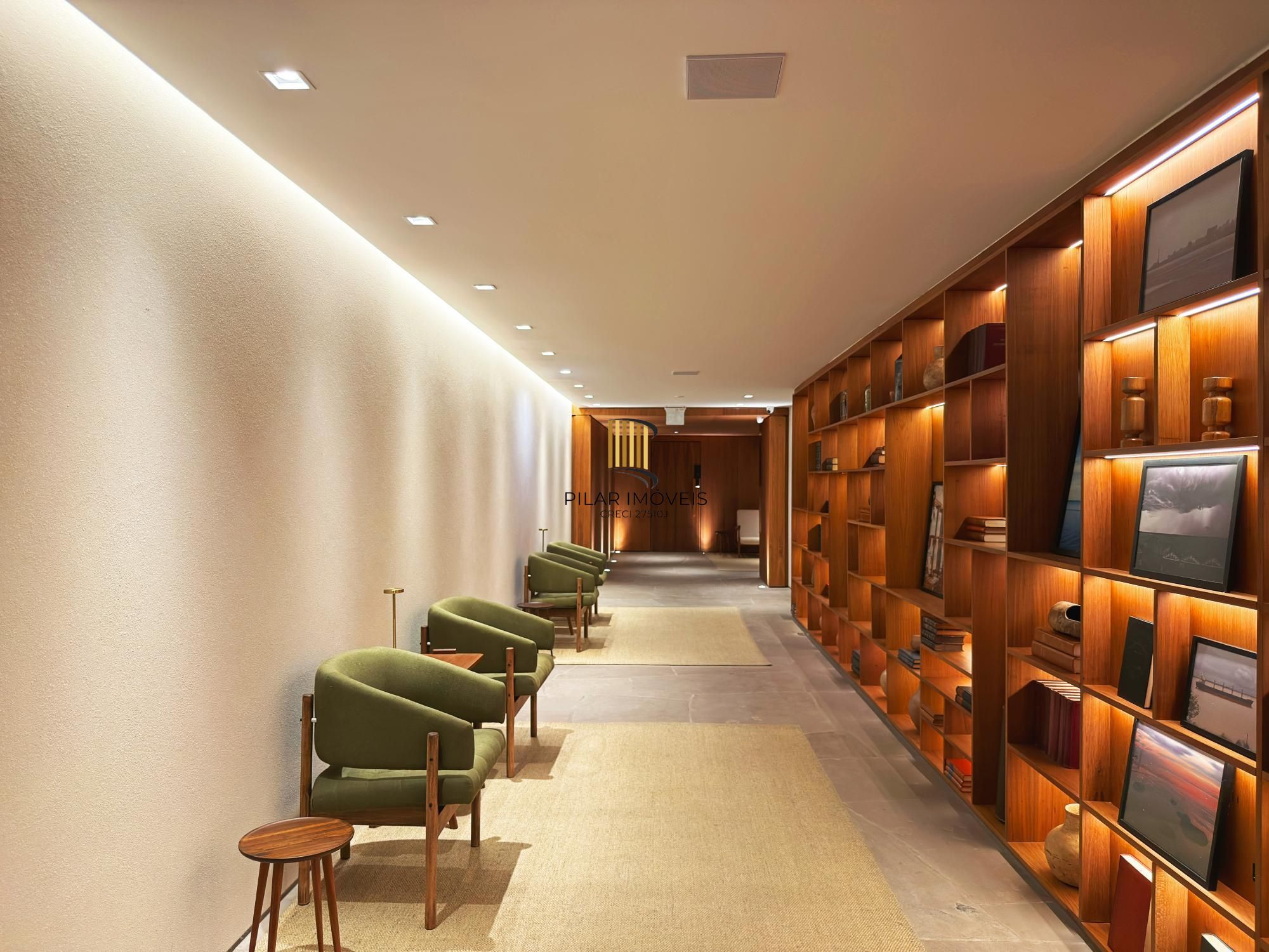 Belíssimo apartamento com 230,6m2, 3 suítes e 4 vagas de garagem. Projeto diferenciado e vista deslumbrante para o pôr do sol do Guaíba.