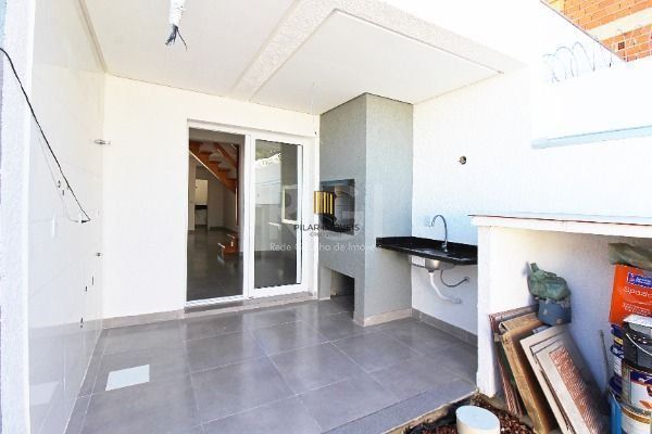 Casa em Porto Alegre, no bairro Hípica, com 2 dormitório(s), e 2 banheiros, à ve