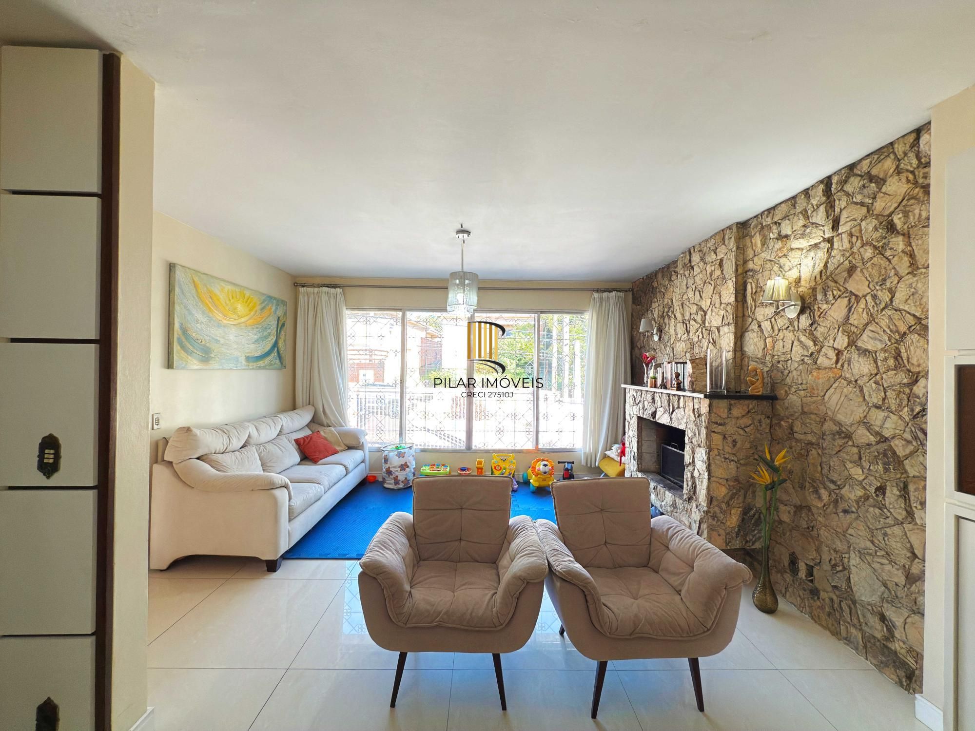 Ótima residência com 4 dormitórios, lareira e piscina no coração do bairro Tristeza.