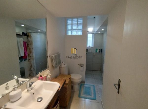 Casa em Porto Alegre, no bairro Vila Nova, com 3 dormitório(s), e 3 banheiros, à