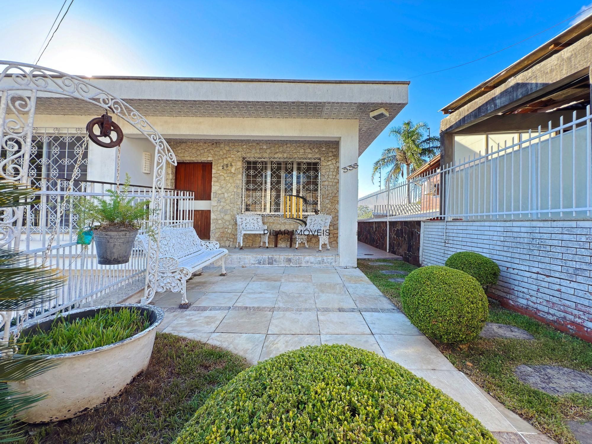 Ótima residência com 4 dormitórios, lareira e piscina no coração do bairro Tristeza.