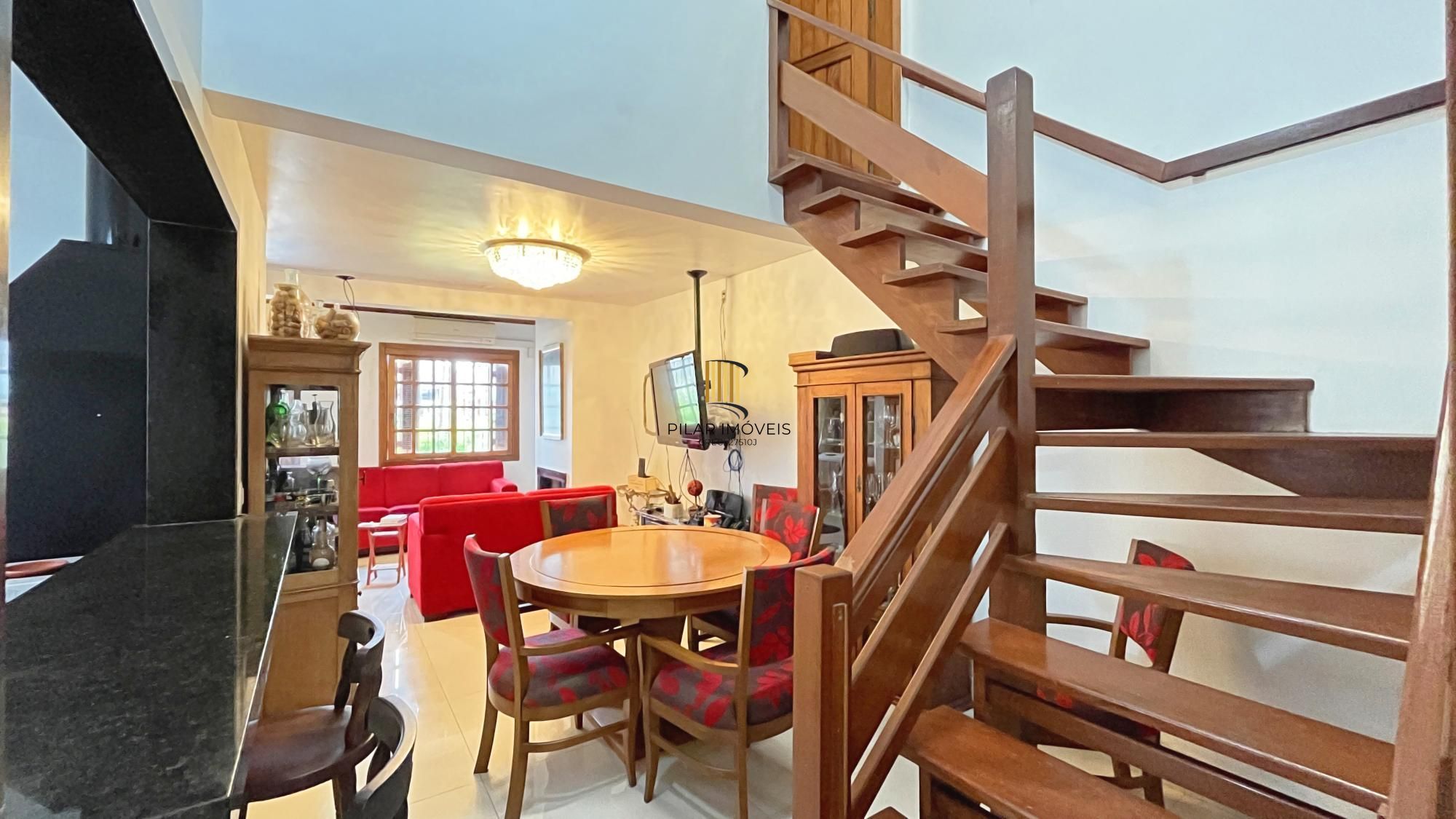 Casa 3D com 2 suítes e piscina.