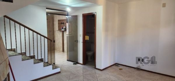 Sobrado em Porto Alegre, no bairro Vila Nova, com 3 dormitório(s), e 3 banheiros