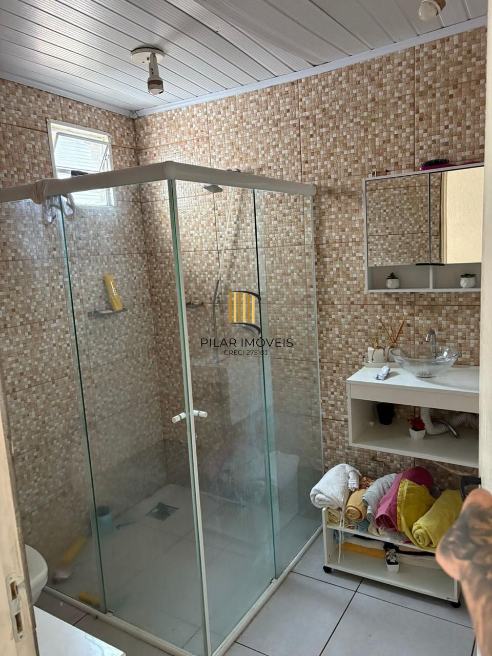 CASA COM 3 DORMITORIOS 3 BANHEIROS E 6 VAGAS DE GARAGEM, PATIO GRANDE