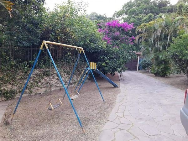 Casa em Porto Alegre, no bairro Vila Nova, com 4 dormitório(s), e 4 banheiros, à