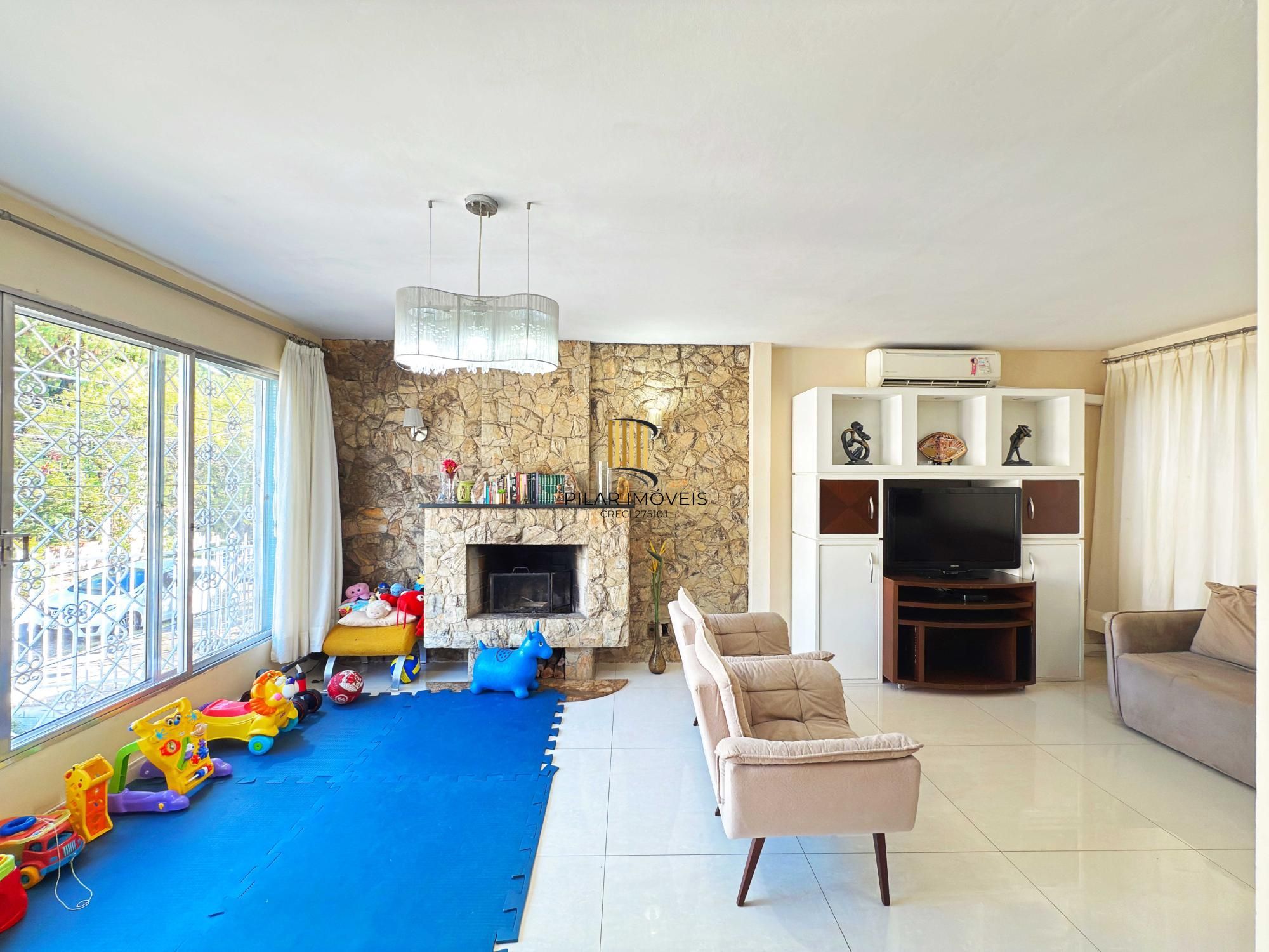 Ótima residência com 4 dormitórios, lareira e piscina no coração do bairro Tristeza. - Pilar Imóveis