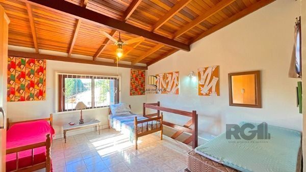 Casa em Porto Alegre, no bairro Nonoai, com 4 dormitório(s), à venda.