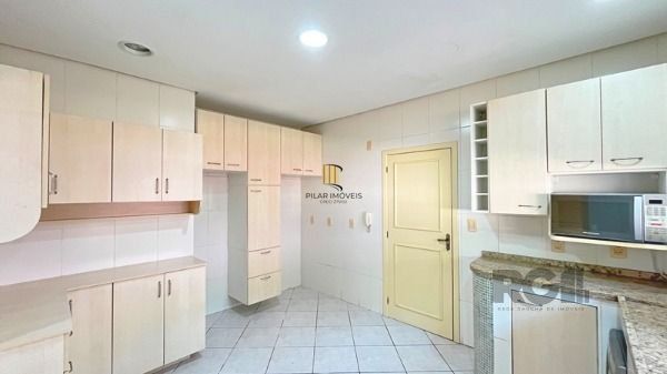 Casa em Porto Alegre, no bairro Nonoai, com 4 dormitório(s), à venda.