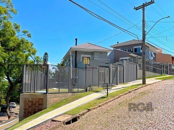 Casa em Porto Alegre, no bairro Jardim Isabel, com 3 dormitório(s), e 3 banheiro