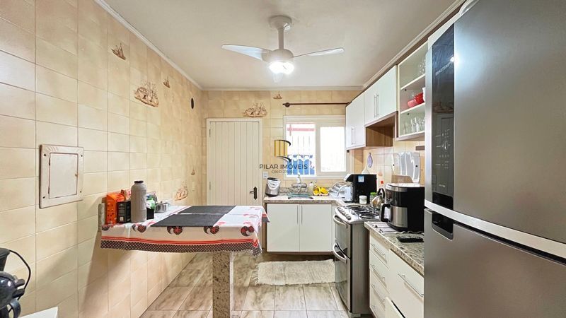 Casa de esquina com 285m², 3 dormitórios, sendo 1 suites, 4 vagas - amplo pátio 