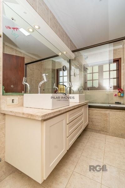 Residência com 4 dormitórios á venda no Bairro Jardim Izabel.