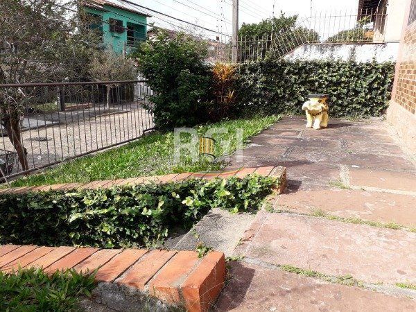 Casa em Porto Alegre, no bairro Espírito Santo, com 2 dormitório(s), e 2 banheir