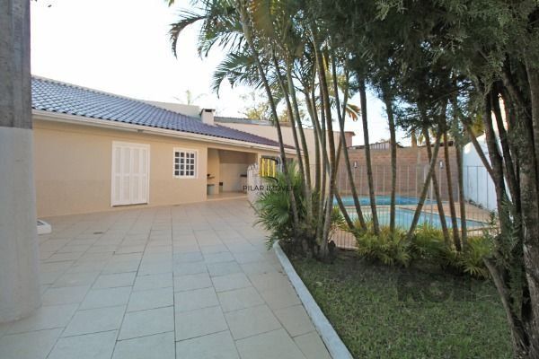 Casa Condominio em Porto Alegre, no bairro Guarujá, com 3 dormitório(s), e 3 ban