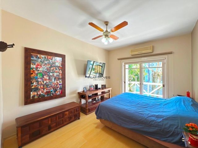 Casa em Condominio fechado com 4 dormitórios e 1 suíte.