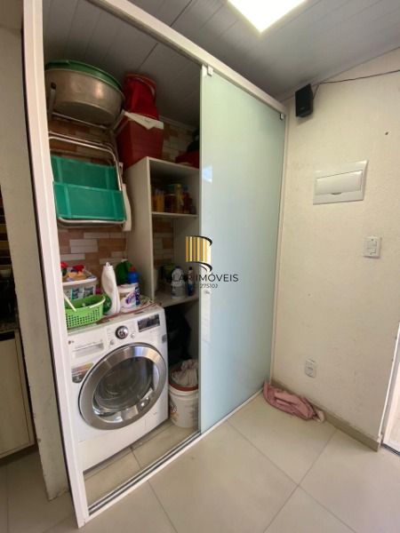 Casa em Porto Alegre, no bairro Hípica, com 2 dormitório(s), e 2 banheiros, à ve