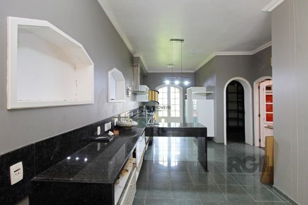 Casa em Porto Alegre, no bairro Pedra Redonda, com 7 dormitório(s), e 7 banheiro