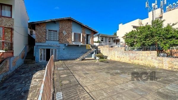 Casa em Porto Alegre, no bairro Tristeza, com 4 dormitório(s), à venda.
