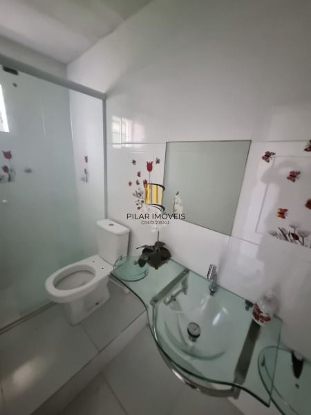 Sobrado em Porto Alegre, no bairro Vila Nova, com 2 dormitório(s), e 2 banheiros