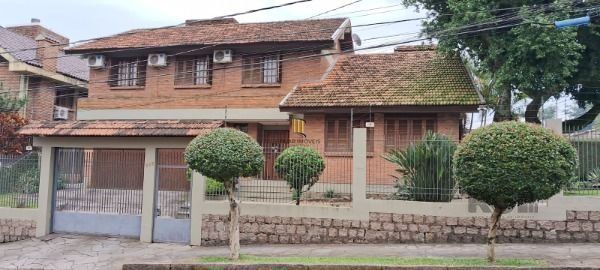 Casa em Porto Alegre, no bairro Ipanema, com 3 dormitório(s), e 3 banheiros, à v