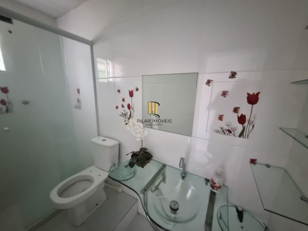 Sobrado em Porto Alegre, no bairro Vila Nova, com 2 dormitório(s), e 2 banheiros