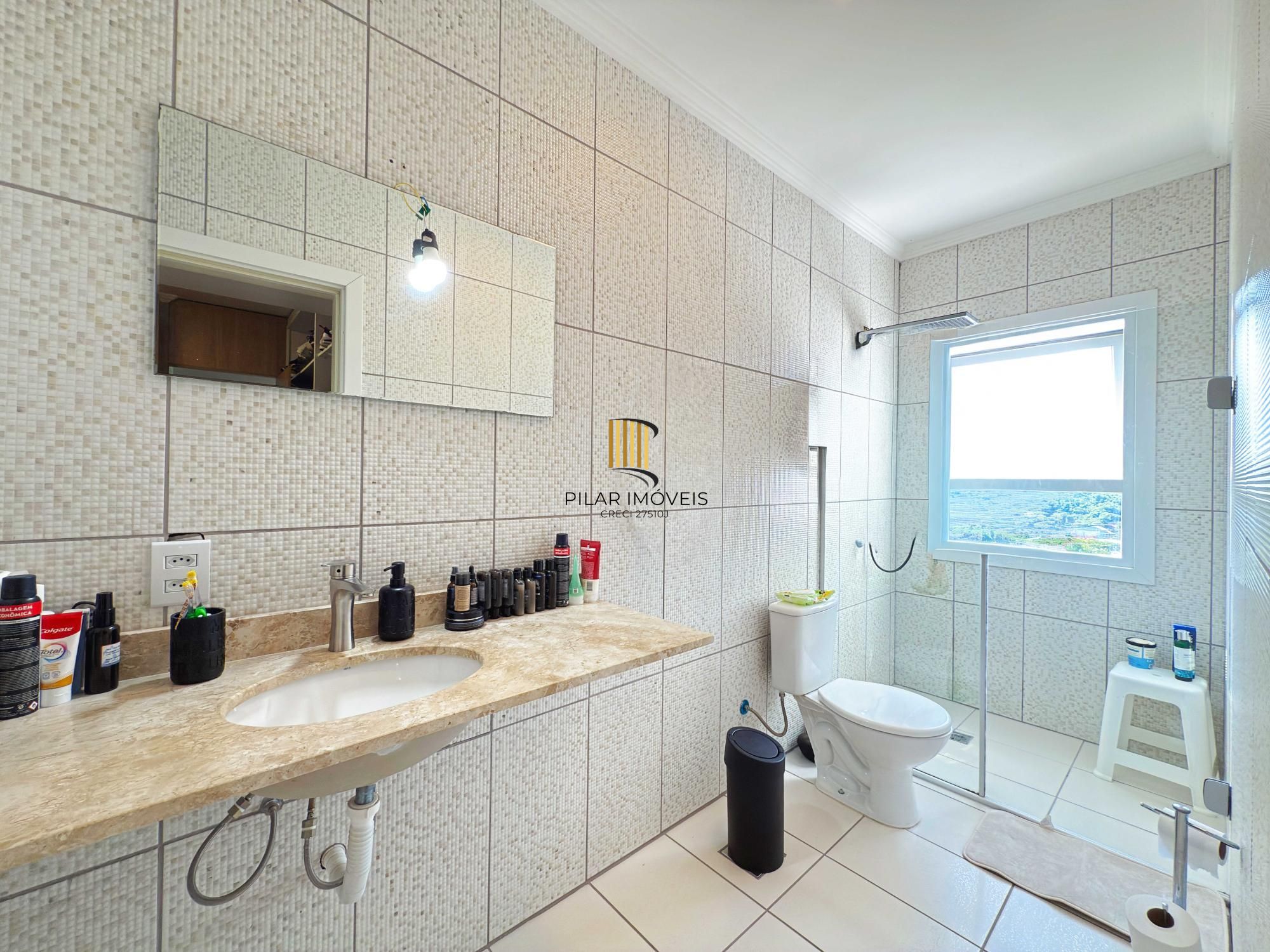 Linda residência com  3 dormitórios, sendo 1 suíte, com Linda Vista do Bairro.