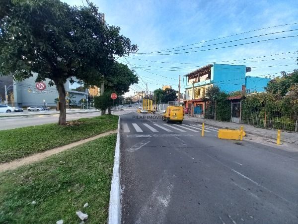 Predio em Porto Alegre, no bairro Glória, e 0 banheiros, à venda.