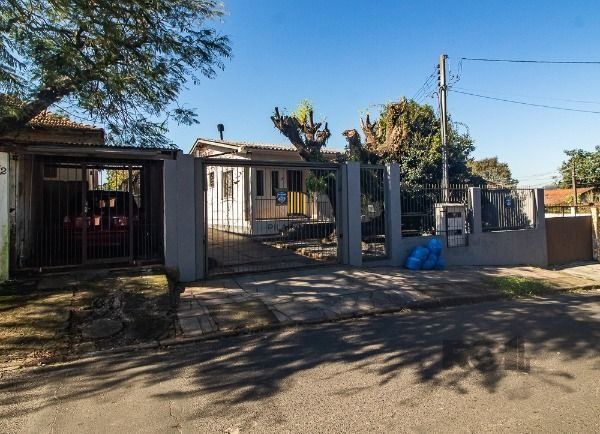 Casa em Porto Alegre, no bairro Vila Nova, com 6 dormitório(s), e 6 banheiros, à