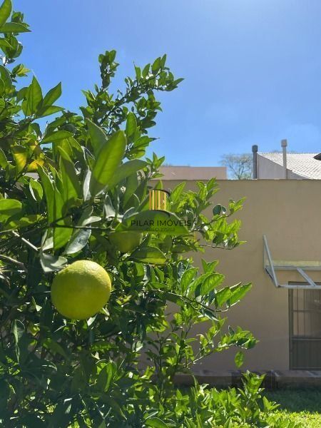 Casa em Porto Alegre, no bairro Nonoai, com 4 dormitório(s), à venda.