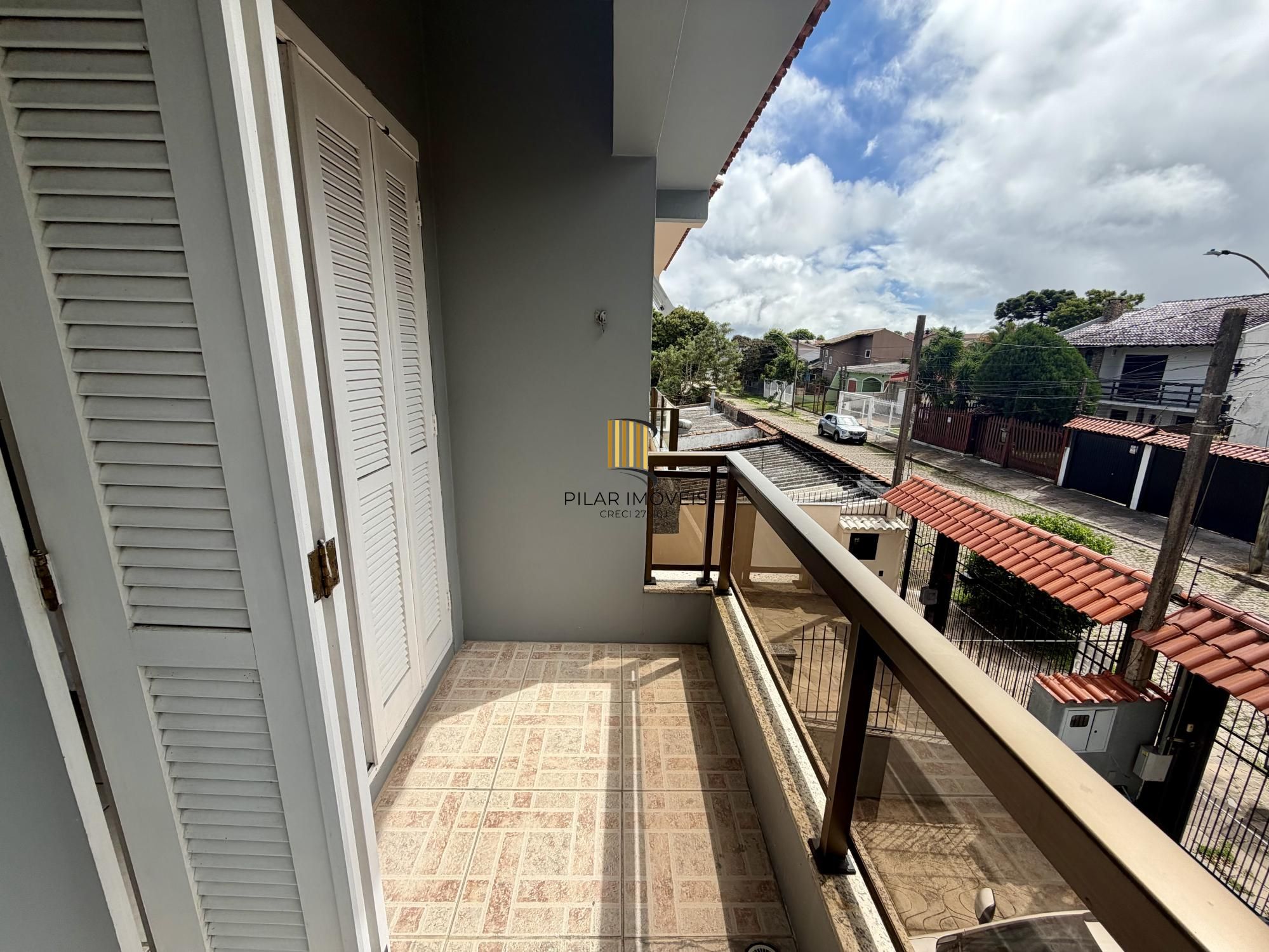 Casa 4 dormitórios no bairro Serraria