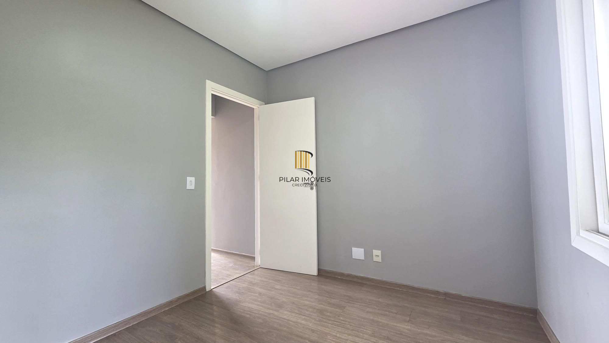 Excelente casa em condomínio fechado, com 252 m² de área privativa, com 4 dormitórios, 1 suíte e 2 vagas de garagem.