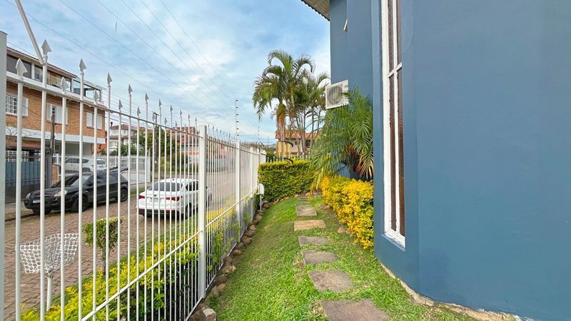 Casa de esquina com 285m², 3 dormitórios, sendo 1 suites, 4 vagas - amplo pátio 
