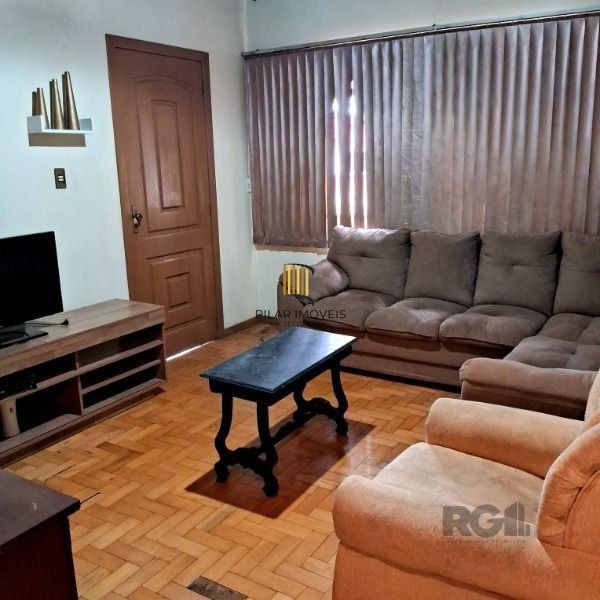 Casa em Porto Alegre, no bairro Cavalhada, com 3 dormitório(s), e 3 banheiros, à