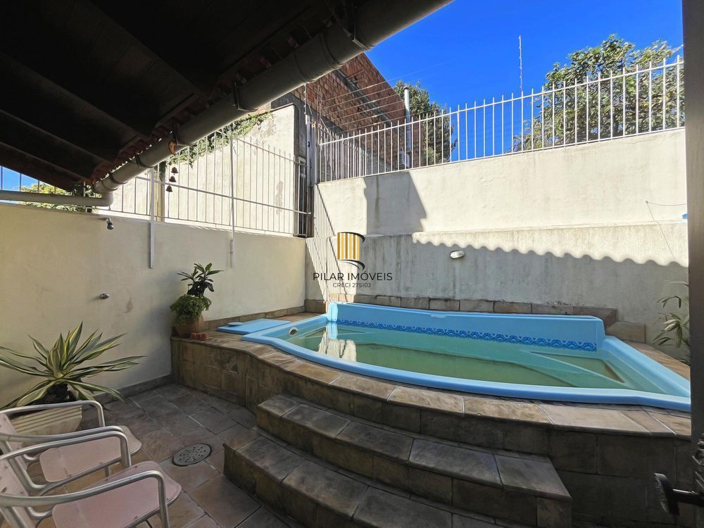 Ótima residência com 3 dormitórios, sendo 1 suíte, lareira e piscina.