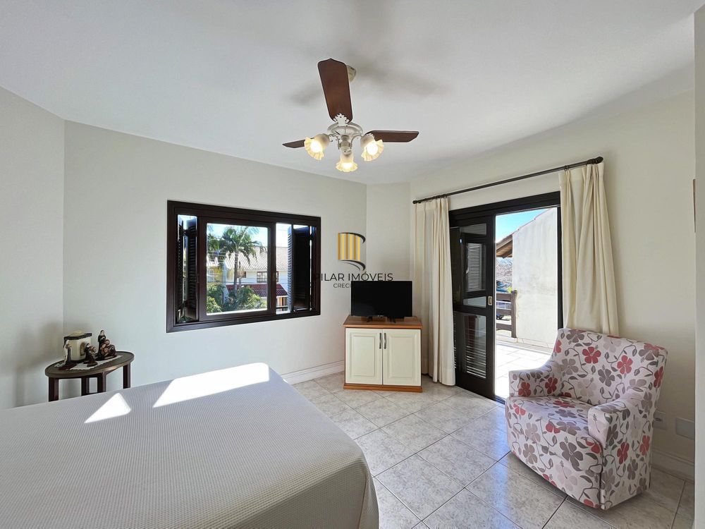 Ótima residência com 3 dormitórios, sendo 1 suíte, lareira e piscina.