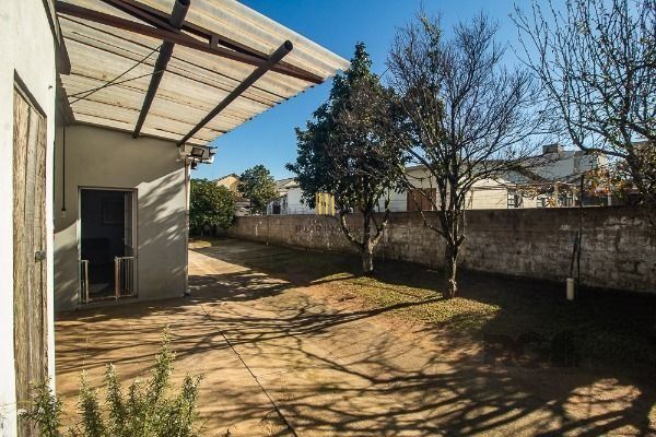 Casa em Porto Alegre, no bairro Vila Nova, com 6 dormitório(s), e 6 banheiros, à