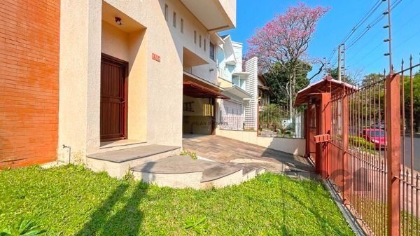 Casa em Porto Alegre, no bairro Nonoai, com 4 dormitório(s), à venda.