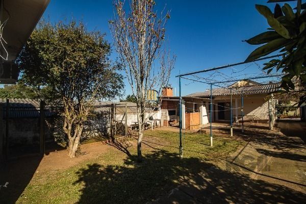 Casa em Porto Alegre, no bairro Vila Nova, com 6 dormitório(s), e 6 banheiros, à