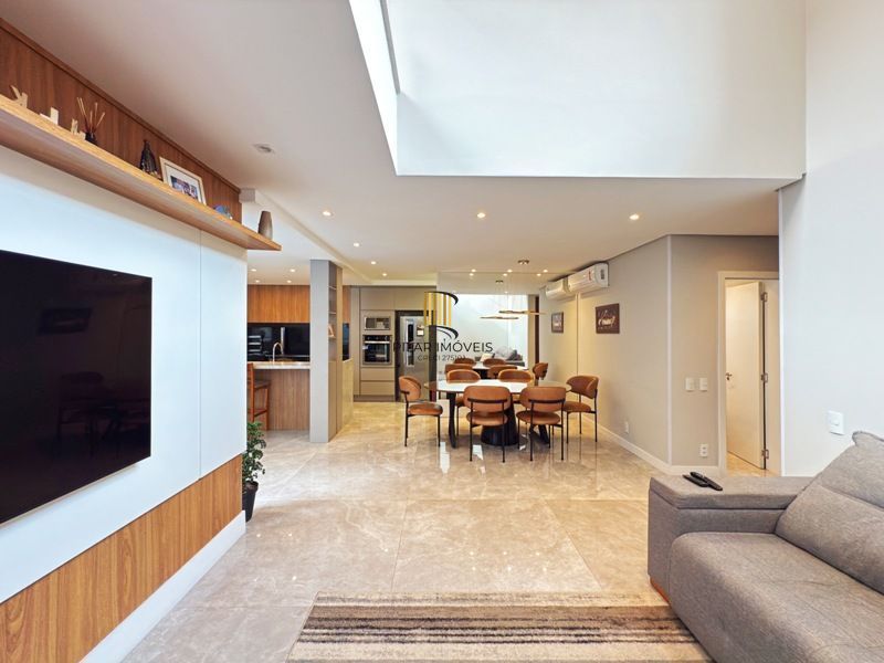 Casa contemporânea, 4 d, sendo 2 suítes, uma no térreo,206 m² , bairro tristeza