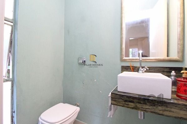 Casa em Porto Alegre, no bairro Ipanema, e 0 banheiros, à venda.