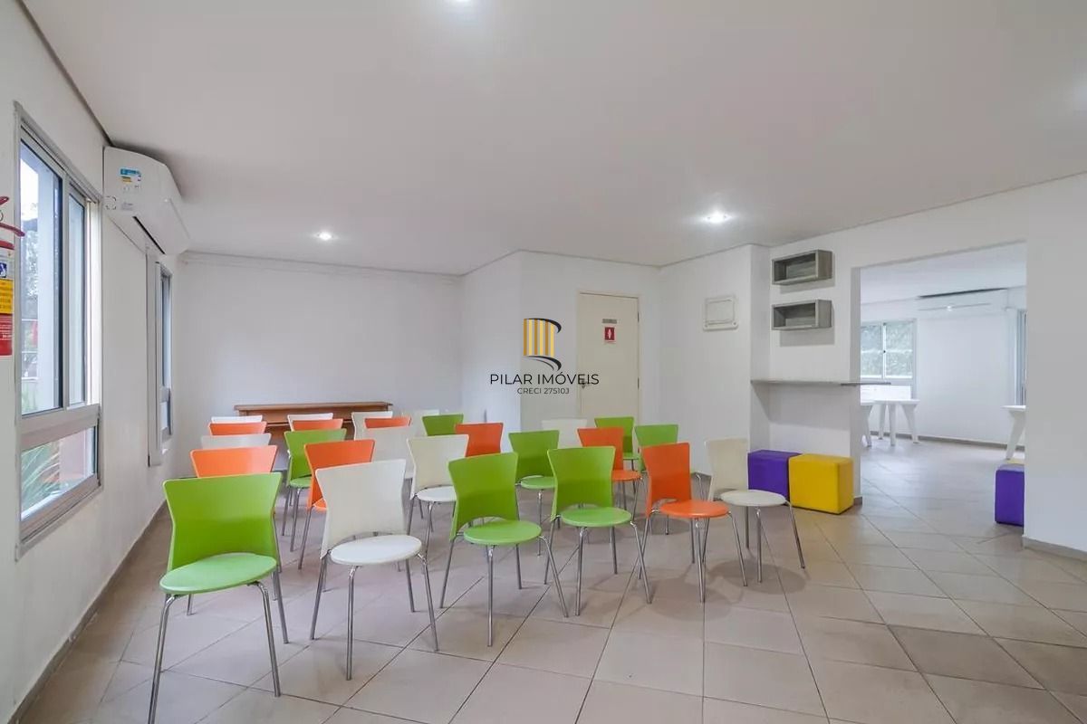 Apartamento 2 dormitórios, com suíte, churrasqueira, e vaga escriturada.