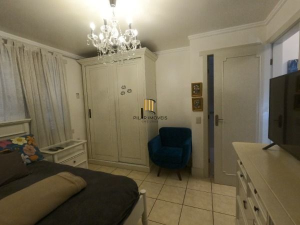 Sobrado em Porto Alegre, no bairro Hípica, com 3 dormitório(s), e 3 banheiros, à