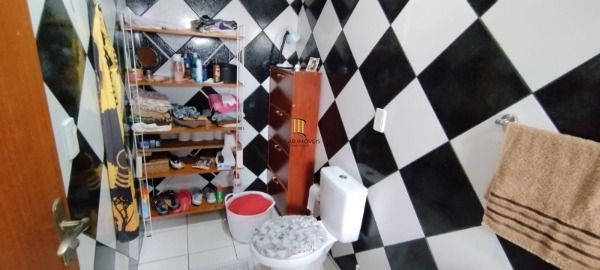 Casa em Porto Alegre, no bairro Nonoai, com 6 dormitório(s), e 6 banheiros, à ve