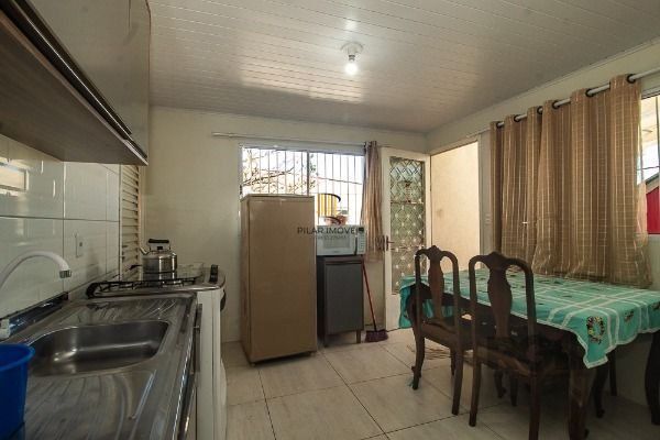 Casa em Porto Alegre, no bairro Vila Nova, com 6 dormitório(s), e 6 banheiros, à