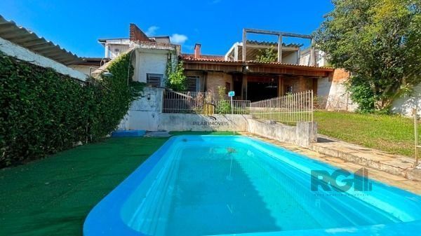 Casa em Porto Alegre, no bairro Tristeza, com 4 dormitório(s), à venda.