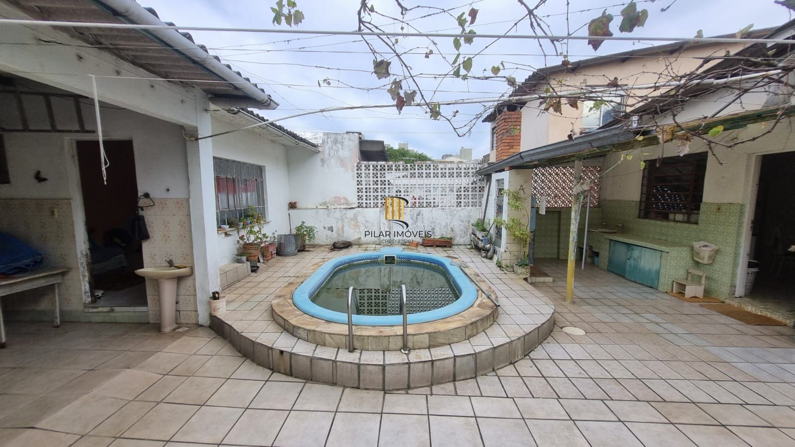 Linda residência com 3 dormitórios no Bairro Cavalhada.