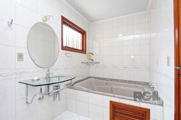 Casa em Porto Alegre, no bairro Tristeza, com 3 dormitório(s), e 3 banheiros, à 