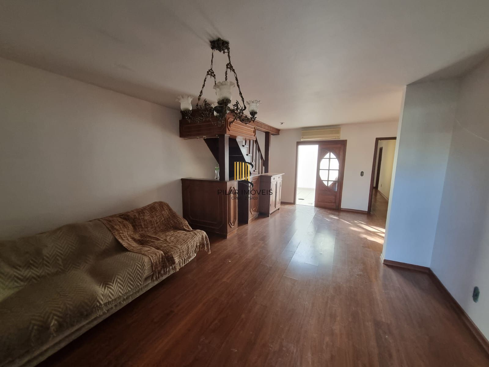 Residência no bairro Camaquã, com 3 dormitório(s), e 3 banheiros,