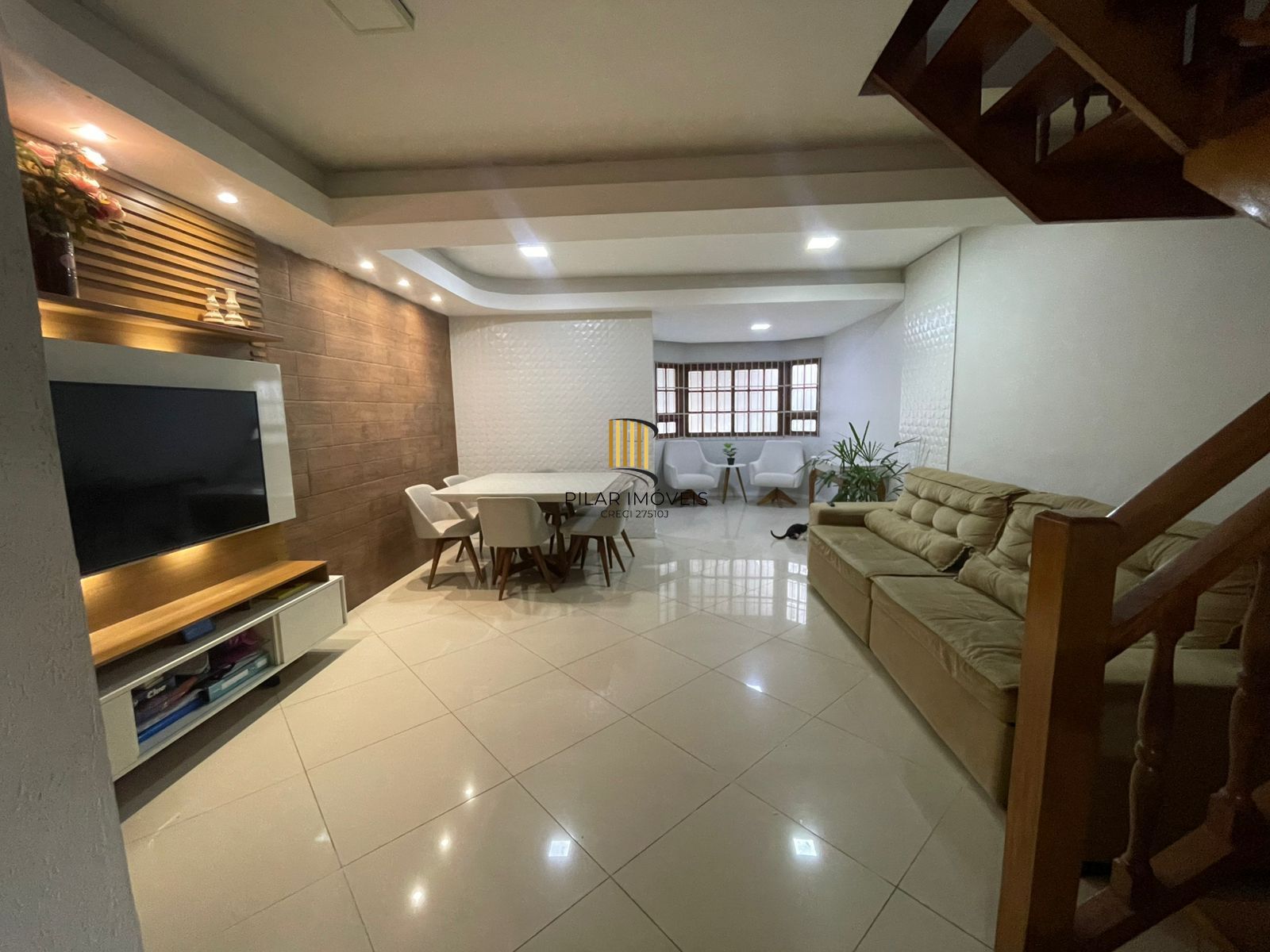 Lindo sobrado com 3 dormitórios á venda no bairro Hípica.