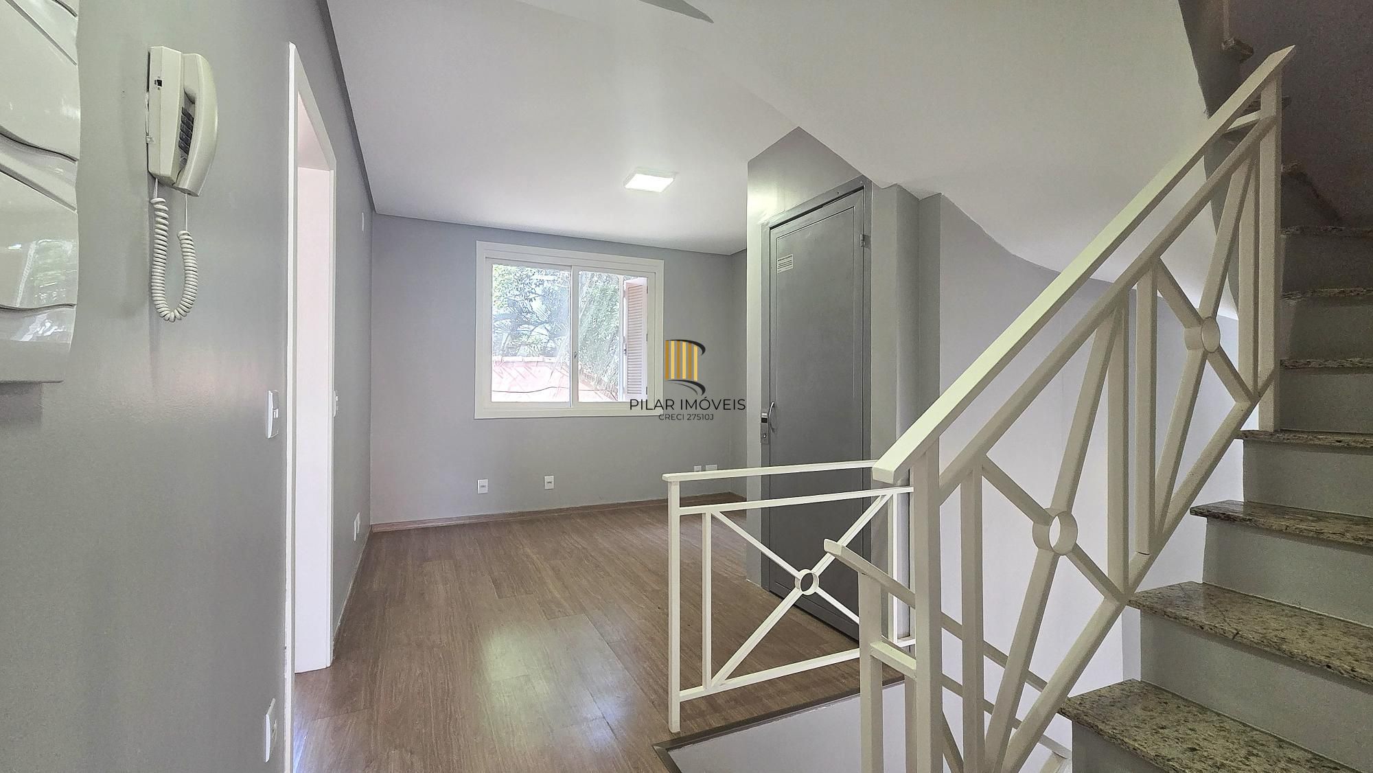 Excelente casa em condomínio fechado, com 252 m² de área privativa, com 4 dormitórios, 1 suíte e 2 vagas de garagem.